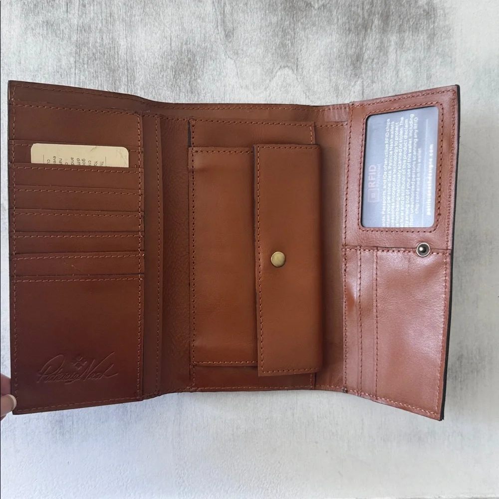 Patricia Nash Terresa Distressed Vitg Clutch Trifold Wallet Tan